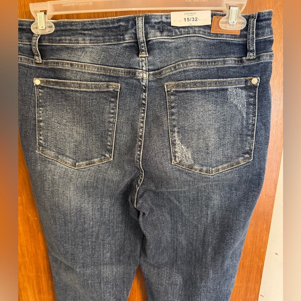 Judy Blue Ankle Cropped Distressed Blue Jeans New With Tags Size 15/32 Med Blue - Picture 9 of 15